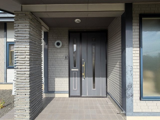 北見市美山町南８丁目３９番地６５、３９番地６４　中古売家の玄関
