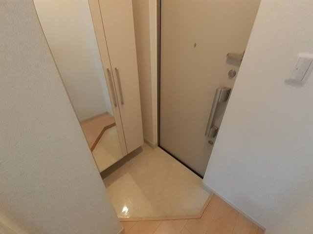 グランソレイユ楠葉Ⅲの玄関|収納もある玄関です