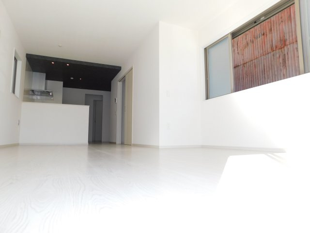 名古屋市中村区日ノ宮町４丁目の新築一戸建の居間・リビング|◇リビング◇　　南面で明るいリビング１７．２帖　三面採光の開放感のあるリビング♪