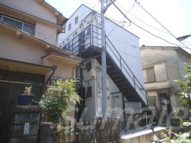 クレセール赤羽のエントランス|閑静な住宅街に立地しています。