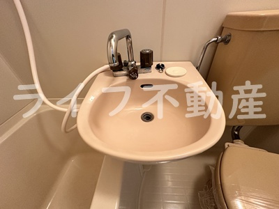 メゾン若江の洗面所|明るい洗面所です