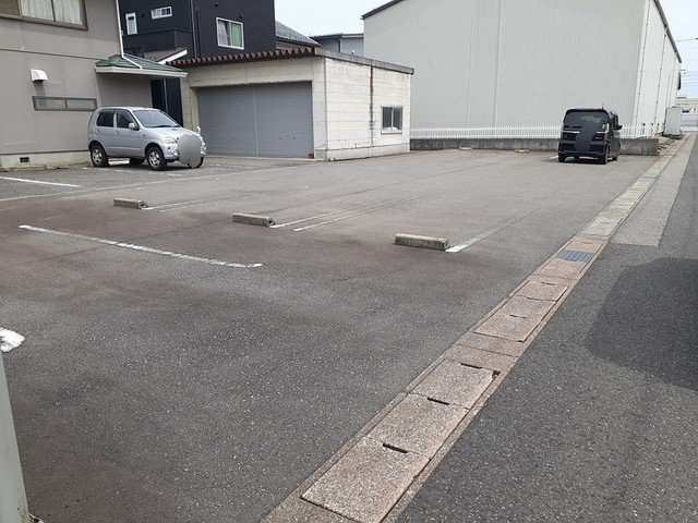ジュネス・アルモニーの駐車場