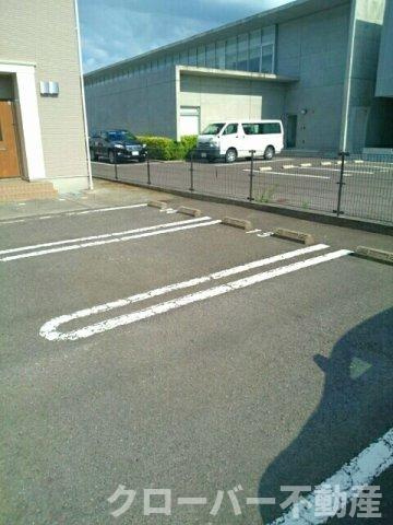 パレス　ニュールミネ　Ｃの駐車場