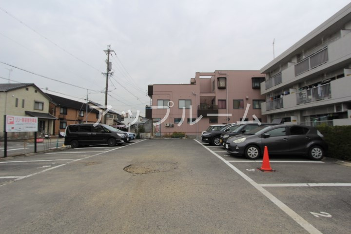 ホワイトハイツの駐車場