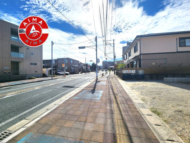 大野城市上大利2丁目第1-2棟（2号棟）の前面道路含む現地写真|前面道路は閑静な住宅地をはしる車通りの少ない道路。お車の出し入れが苦手なママや小さなお子様にも安心ですね。しっかり舗装もされているので、ベビーカーや自転車で通っても快適に通行できます。