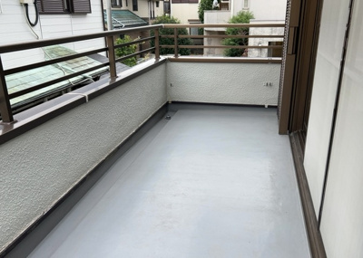【バルコニー】 | 散田町中古戸建 | 面積3.00平米のバルコニーです。陽当り・通風ともに良好で、洗濯物や布団を気持ちよく干すことができます。第一種低層住居専用地域の静かな住環境の中で、爽やかな風を感じながら快適に過ごせるスペースです。