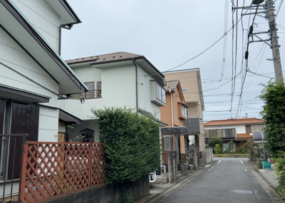 【前面道路含む現地写真】 | 散田町中古戸建 | 東側幅員約4.0mの公道に接道しています。周辺は閑静な住宅街となっており、道路の交通量も少ないため、小さなお子様がいるご家庭でも安心感があります。平坦地のため徒歩や自転車での移動もスムーズです。