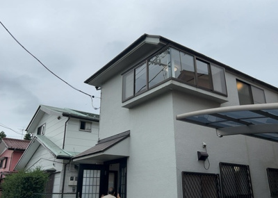 【前面道路含む現地写真】 | 散田町中古戸建 | 平坦な街並みに位置する前面道路です。京王高尾線「山田」駅まで徒歩12分、山田小学校まで約746mと通学や通勤に便利な立地。周囲は第一種低層住居専用地域の落ち着いた住宅地で暮らしやすい環境が整います。