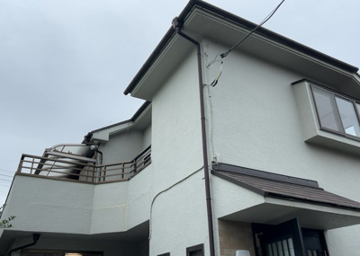 【外観】 | 散田町中古戸建 | 1990年5月築、土地面積75.76平米のゆとりある敷地に建つ木造2階建て中古戸建です。シロアリ防除工事や室内クリーニング、各種設備の刷新など、2026年10月のリフォームにより快適に生まれ変わりまし