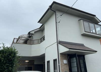 【構造・工法・仕様】 | 散田町中古戸建 | 1990年5月築の木造2階建て構造です。2026年10月にはシロアリ防除施工や室内クリーニングを実施済み。東側4.0m公道に面した平坦地で、周囲は第一種低層住居専用地域のため将来も安心の住環境が続きま