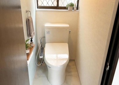 【トイレ】 | 散田町中古戸建 | 2026年10月に新規リフォームされた清潔なトイレ空間です。温水洗浄便座を完備しており、一年を通して快適にご利用いただけます。壁紙やスイッチ、コンセント類も新しく新調され心地よい仕様となっています。