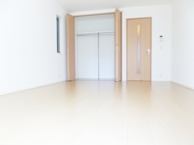 メゾン　ラ　フィーユの寝室|8．５帖の居室は魅力的ですね☆