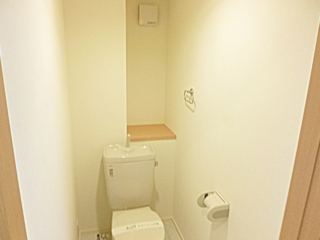 メゾン　ラ　フィーユのトイレ|トイレには棚が付いてます☆