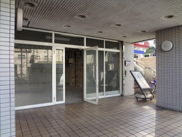 大田区大森東１丁目の店舗事務所のエントランス