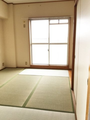 大阪市鶴見区諸口２丁目の賃貸マンションの和室