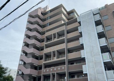 【外観】 | 町田・パークホームズ | 外観はマンション管理がされているかの目安になります。築年数が古いと、壁面は劣化してひび割れが生じることも！建物が古びていても細かいところが修繕されていると、きちんと管理されているなぁと感じるでしょう。