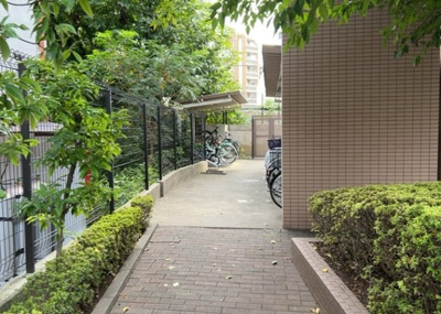 【駐車場】 | 町田・パークホームズ | 車一台あたりに必要なスペースは、標準サイズの普通自動車で横幅2m50cm、長さ5mは必要になります。ただし、乗降のことも考慮して横幅3m30cm、長さ5m50cmほどは確保できるところを選びましょう。