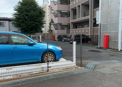 【駐車場】 | 町田・パークホームズ | 駐車場と明記されていても、最小スペースでつくられた駐車場だと大型車は駐車できなかったり、出入りしにくくなったりする可能性があります。お車のサイズと購入したい物件の駐車場のサイズを現地で確認しましょう。