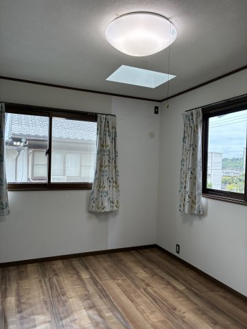 【No.7705】浜坂3丁目/4LDK/細部までかわいい中古住宅の洋室|6.0帖洋室（ガラス瓦のある部屋）