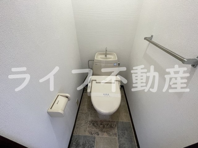 アイケイハイツ高井田B棟のトイレ|落ち着いた色調のトイレです
