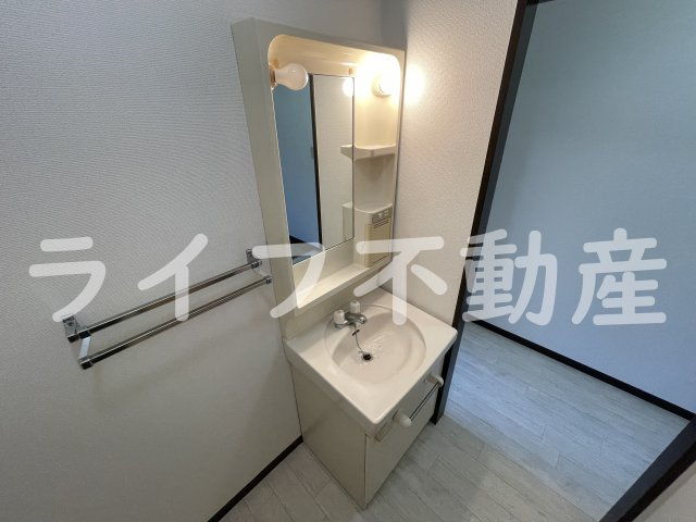 アイケイハイツ高井田B棟の独立洗面台|独立洗面化粧台が付いています