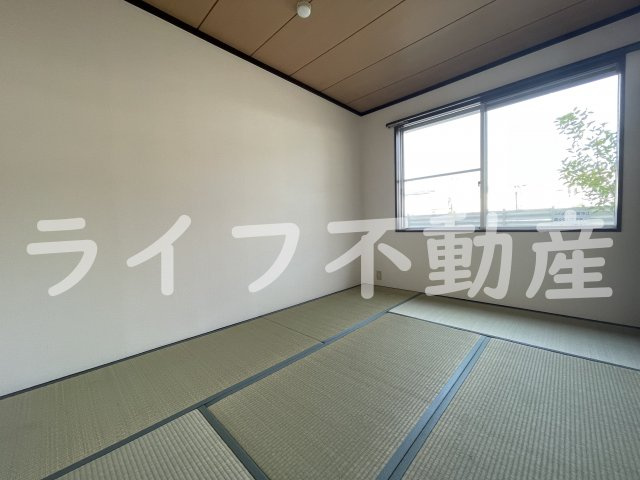 アイケイハイツ高井田B棟の寝室|開放的な寝室です