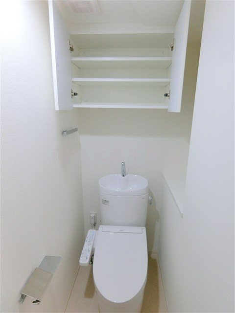 リテラス蒲田のトイレ|棚収納　温水暖房便座付きのトイレ