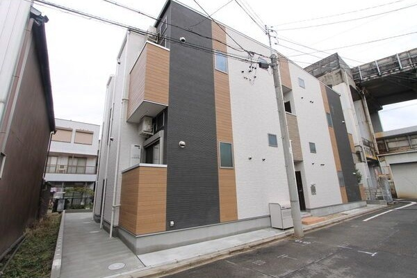 Y'z栄生の外観
