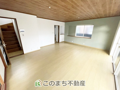 【居間・リビング】 | KEM下都賀郡野木町1期　中古戸建 | 窓が多く明るいリビングスペース☆ご家族の団らんを明るい日差しがが照らします☆