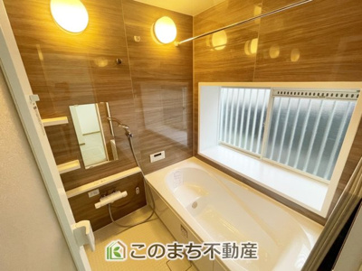 【浴室】 | KEM下都賀郡野木町1期　中古戸建 | 木目調の壁が温かい印象の浴室☆大きな窓と明るい照明で、リラックスしたバスタイムを♪