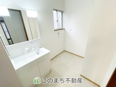 【洗面所】 | KEM下都賀郡野木町1期　中古戸建 | 白を基調とした清潔感あふれる洗面所☆大きな鏡と明るい窓付きで、朝の身支度も気持ちよく行えま♪