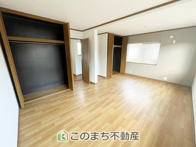【洋室】 | KEM下都賀郡野木町1期　中古戸建 | 12帖の広々とした洋室☆ご家族構成によっては、間仕切り壁を設置して6帖ずつに分けることも可能です♪