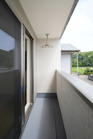 「駐車2台可」高知市高須東町　新築建売2のバルコニー|陽当たりが良く洗濯物も乾きやすいバルコニー！爽やかな風を感じられる快適な屋外スペースです。