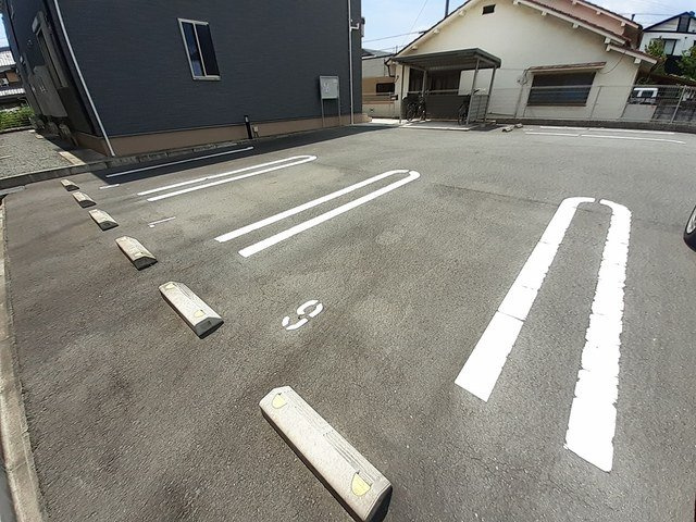 クオーレ御立の駐車場