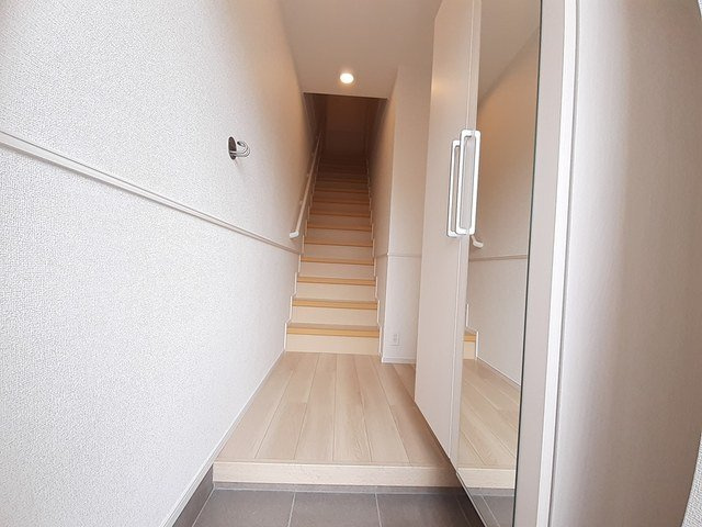 リブサニーＤの玄関