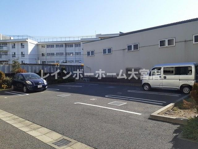 リュミエール　オーブの駐車場