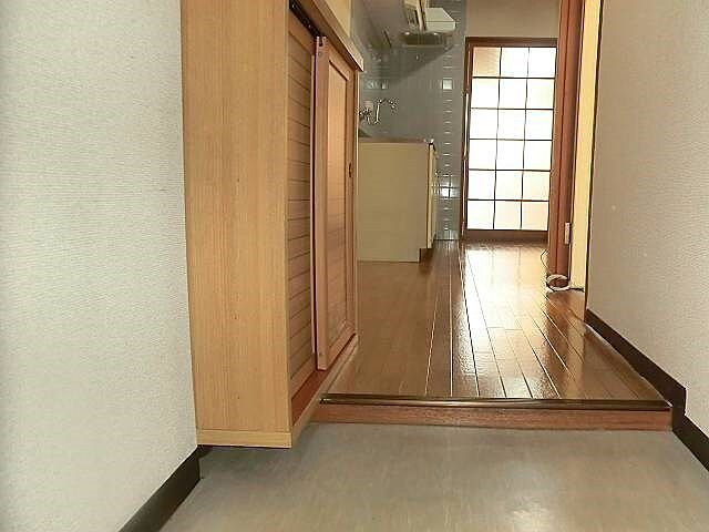 なり駒第３ビルの玄関