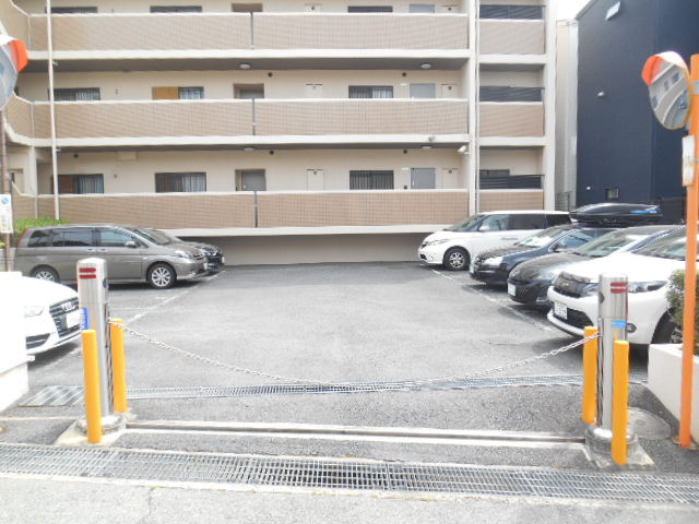ルミエール西緑丘の駐車場