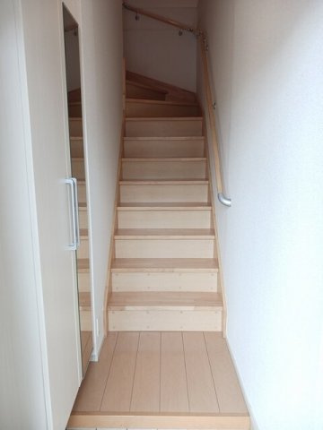 カーサ　ボヌールＡの玄関|収納もある玄関です