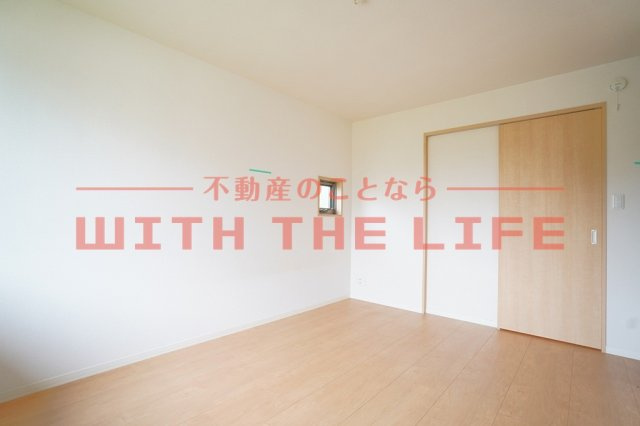 ヴィルヌーブ諏訪野K棟の洋室|ゆったりした洋室です