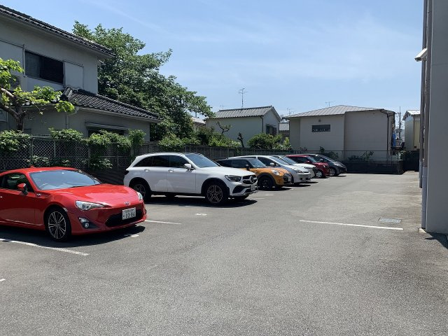クランエシオの駐車場