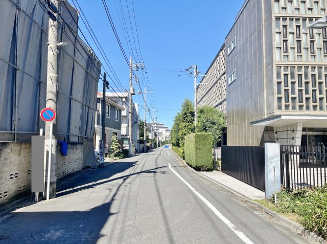 練馬区羽沢1丁目 限定1区画の前面道路含む現地写真|伸びやかな約6.5ｍ公道×約4ｍ道路に面する整形地
羽沢1丁目の落ち着いた住宅地
～更地渡し～