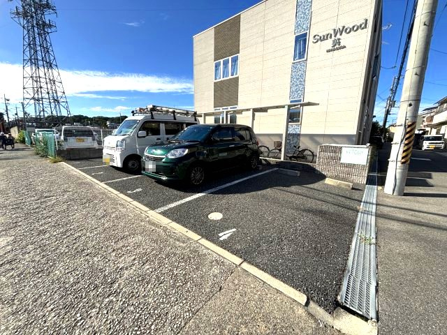 サンウッド英の駐車場
