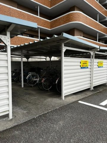 フラワーマンション神宮北の駐輪場