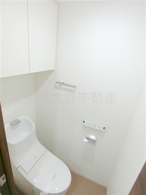 ブライズ蒲田EASTのトイレ|吊戸棚と温水洗浄便座付きのトイレ