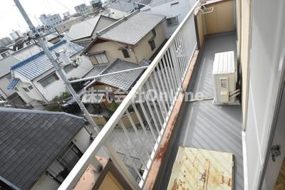八尾市亀井町３丁目の賃貸マンションのバルコニー