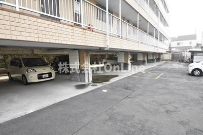 八尾市亀井町３丁目の賃貸マンションの駐車場