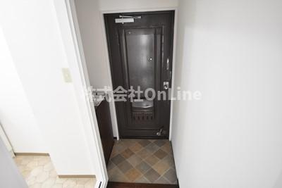 八尾市亀井町３丁目の賃貸マンションの玄関