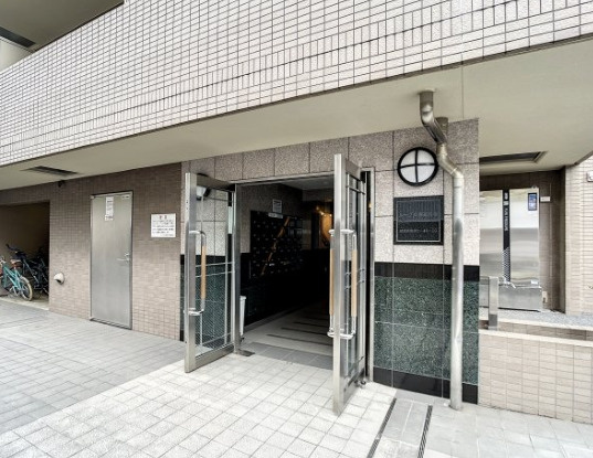 杉並区和田１丁目の賃貸マンションのエントランス