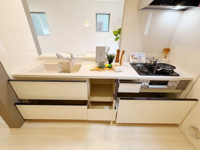 春日部市粕壁東　第3　全1棟のキッチン|調理器具も片付くのでキッチンスッキリ！
